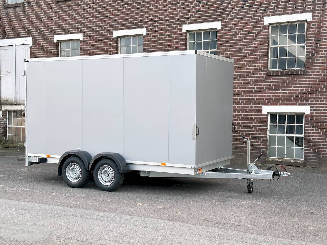 Vezeko TK C 405x184x205cm 2.700kg | Kofferanhänger